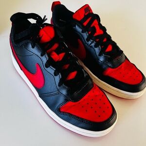 Nike low red and black youth sneaker